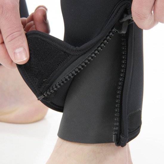The Delta Flex Semi-Tech wetsuit ankles have smooth skin seals which are protected with the plastic zipped ankle covers and Velcro tab closure
