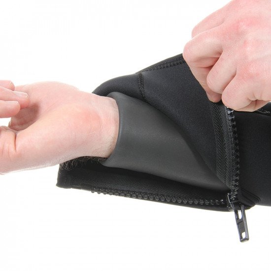 The Semi Tech wetsuit has zipped cuff covers and smooth skin wrist seals