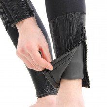 Zipped ankle covers with smooth skin ankle seals