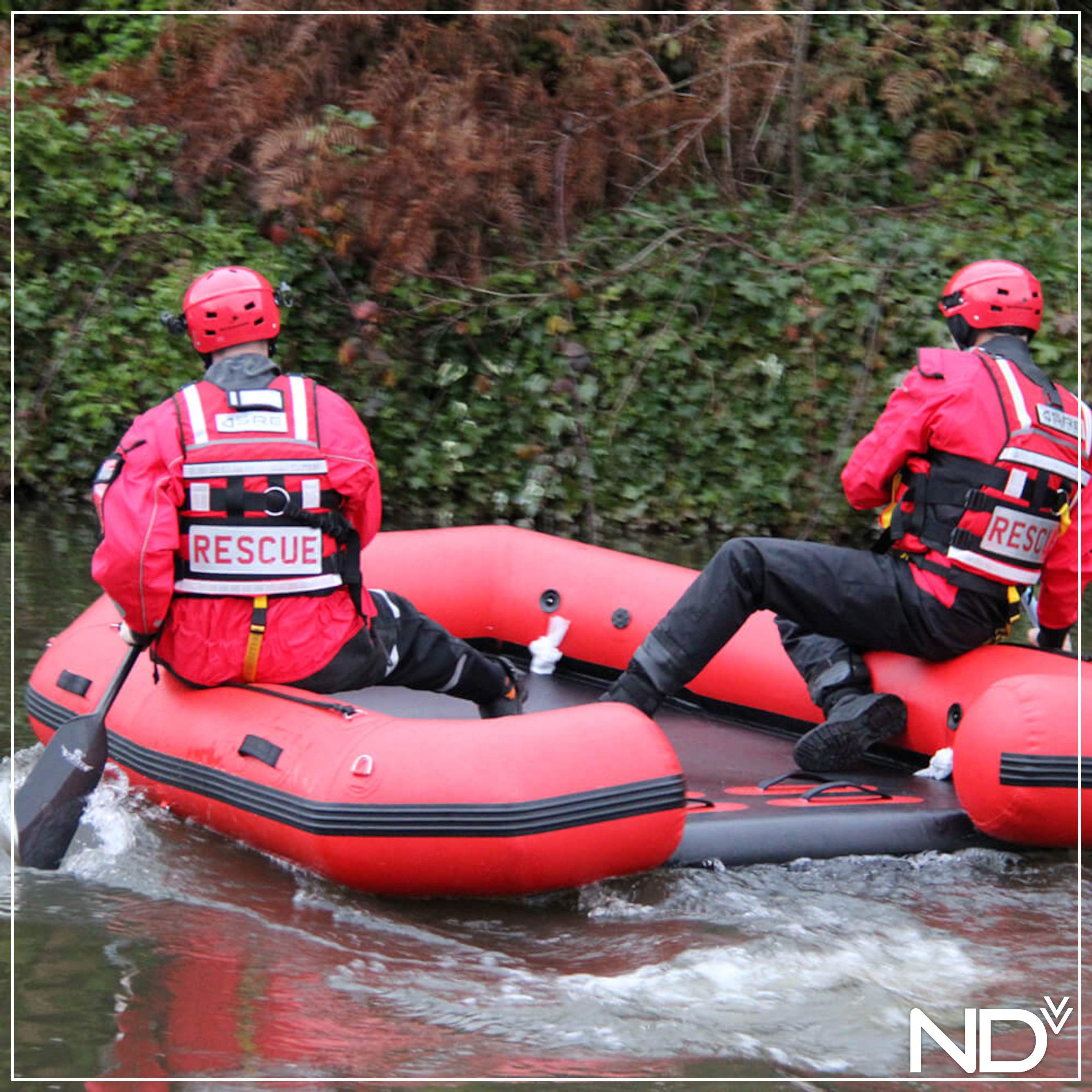 RR-Max Rescue Raft | The slipway entry to the PVC 15 cm thick floor makes onboarding from the water easy for rescuees and rescuers