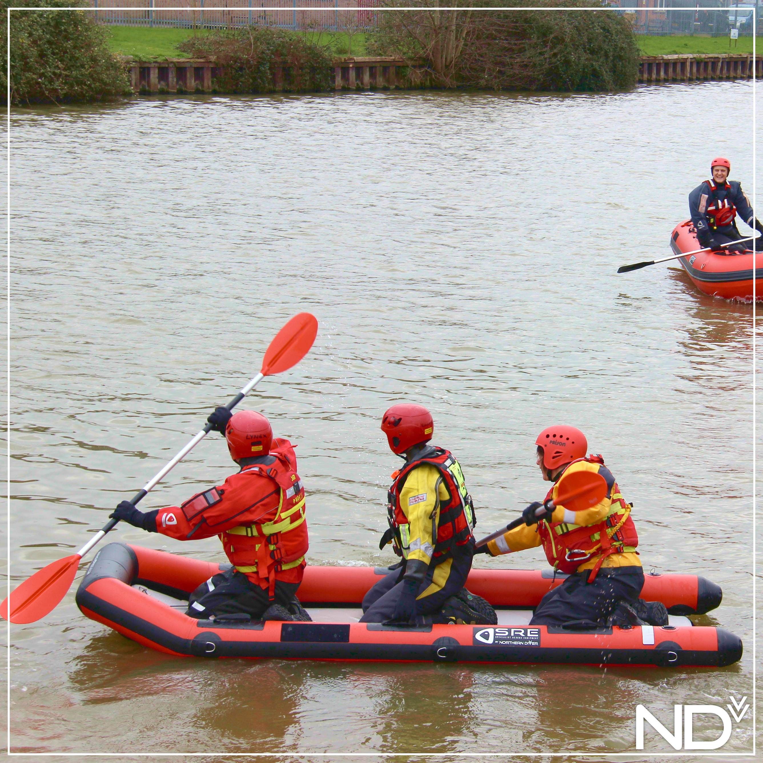 RR3 | 3 crew, with the forward using dual-ended paddle