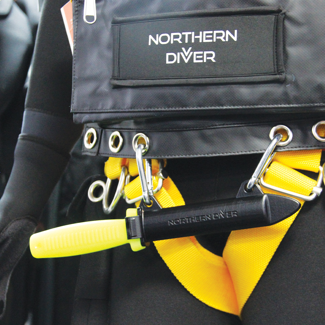 GK Elite Commercial Knife - Includes twin aluminium ‘Sat Bag’ style carabiner clips for versatile attachment options.